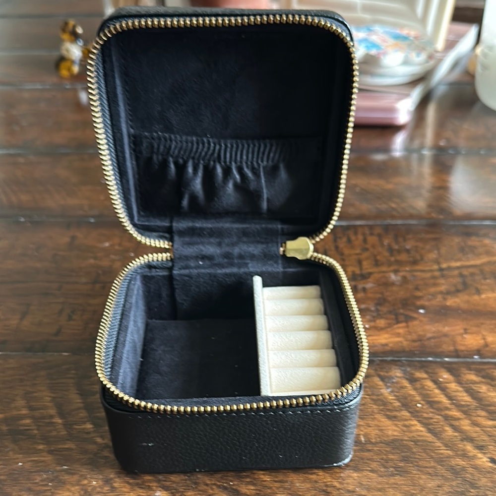 Quinn Jewelry Travel Case, foil debossed, petite -Black